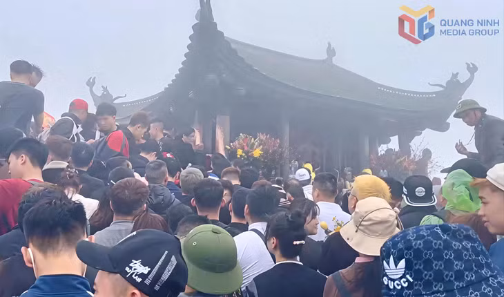 ... đến với Chùa Đồng trên đỉnh non thiêng Yên Tử, hoàn thành chặng đường hành hương ý nghĩa về miền Đất Phật trong ngày đầu xuân mới.