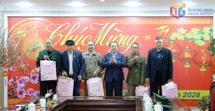 Đồng chí Bí thư Tỉnh ủy tặng quà cho các hộ gia đình chính sách trên địa bàn phường Móng Cái 1.