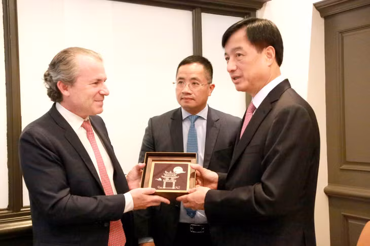 Bí thư Thành ủy Hà Nội Nguyễn Duy Ngọc tặng quà lưu niệm cho Giám đốc điều hành Tập đoàn Rosen Partners Daniel Rosen. (Ảnh: TTXVN)