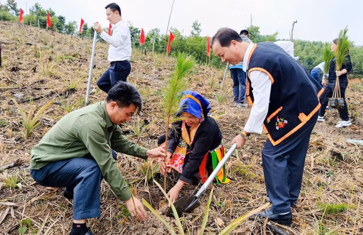 Các đại biểu và nhân dân tham gia trồng cây.