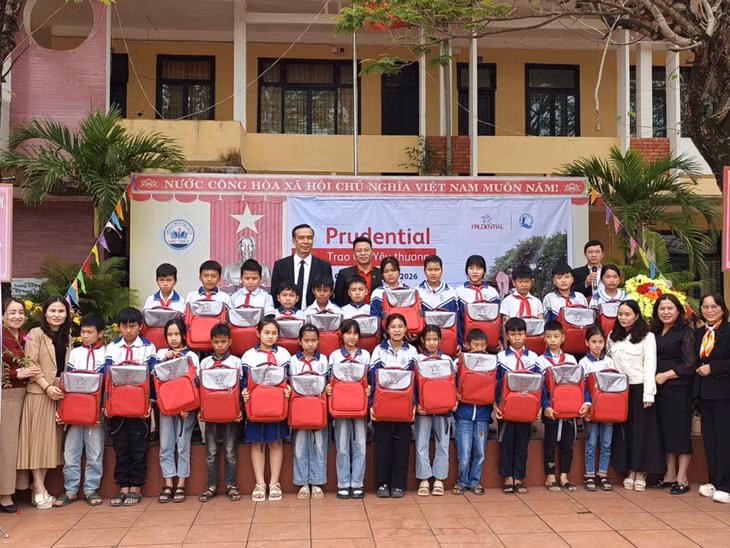 Prudential trao quà cho các em học sinh bị ảnh hưởng bởi bão lũ tại Quảng Trị vào ngày 09/02/2026.