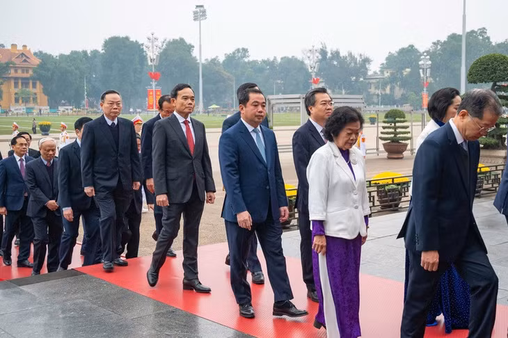 Đại biểu viếng Chủ tịch Hồ Chí Minh nhân kỷ niệm 96 năm Ngày thành lập Đảng Cộng sản Việt Nam - Ảnh: VGP/Nhật Bắc