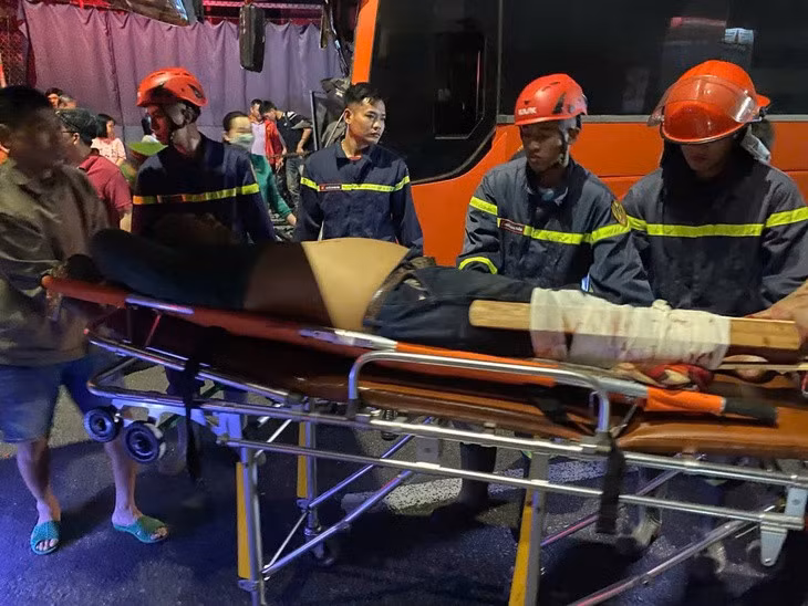 Sau 1 giờ nỗ lực, tài xế xe khách được đưa ra ngoài - Ảnh: GIANG GIANG