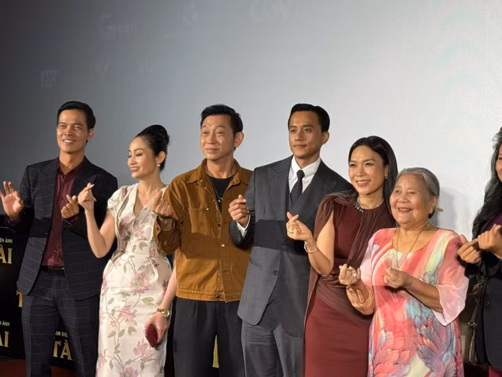 Dàn sao góp mặt trong phim. Ảnh: DI PY.