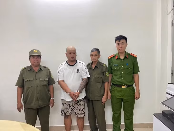 Đối tượng bị bắt giữ vì hành vi cướp giật điện thoại - Ảnh: Công an TP.HCM