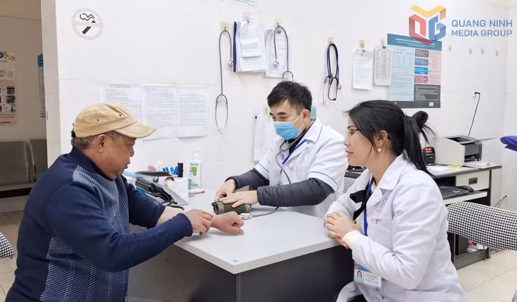 Người dân xã Lục Hồn đến khám sức khỏe và cấp thuốc BHYT tại Trạm Y tế xã Lục Hồn.