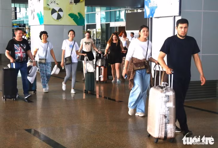 Khách quốc tế đến sân bay quốc tế Cam Ranh - Ảnh: NGUYỄN HOÀNG