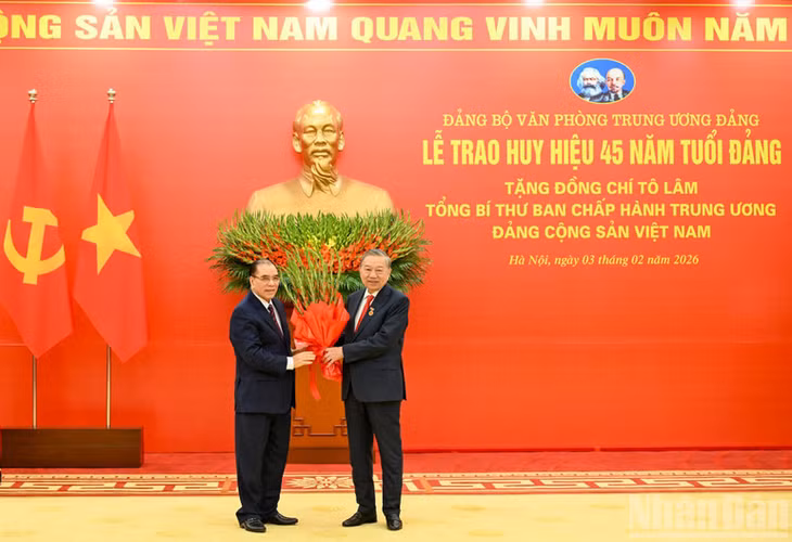 Nguyên Tổng Bí thư Nông Đức Mạnh chúc mừng Tổng Bí thư Tô Lâm nhận Huy hiệu 45 năm tuổi đảng.(Ảnh: DUY LINH)