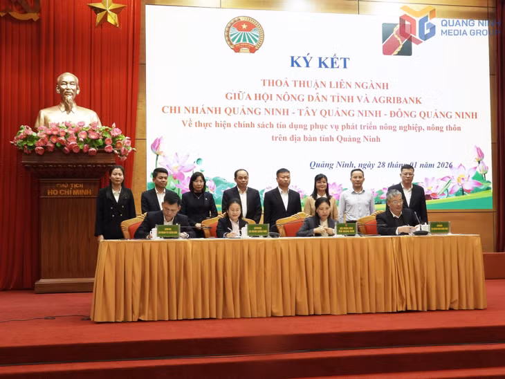 Lãnh đạo HND tỉnh và Lãnh đạo Ngân hàng NN&amp;PTNT chi nhánh Quảng Ninh, chi nhánh Đông Quảng Ninh và chi nhánh Tây Quảng Ninh ký kết thỏa thuận hợp tác.