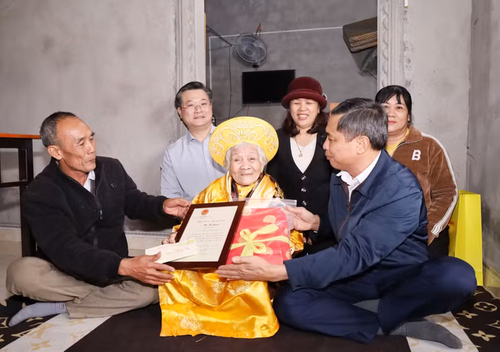 Đồng chí Phó Chủ tịch Thường trực UBND tỉnh ân cần hỏi thăm sức khỏe, động viên và chúc các cụ sống vui, sống khỏe, sống trường thọ.