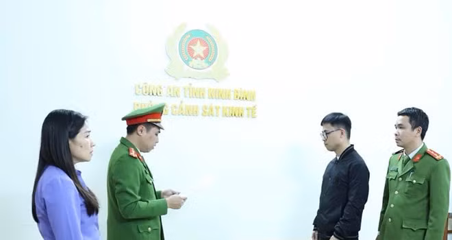 Chủ tiệm vàng Đức Thắng tại Ninh Bình (áo đen) bị khởi tố về tội trốn thuế Ảnh: Công an Ninh Bình