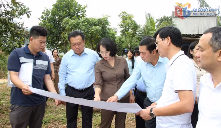 Đồng chí Trịnh Thị Minh Thanh, Phó Bí thư Thường trực Tỉnh ủy, Chủ tịch HĐND tỉnh, trao đổi với người dân thôn Sơn Hải, xã Ba Chẽ. Ảnh: Mạnh Trường