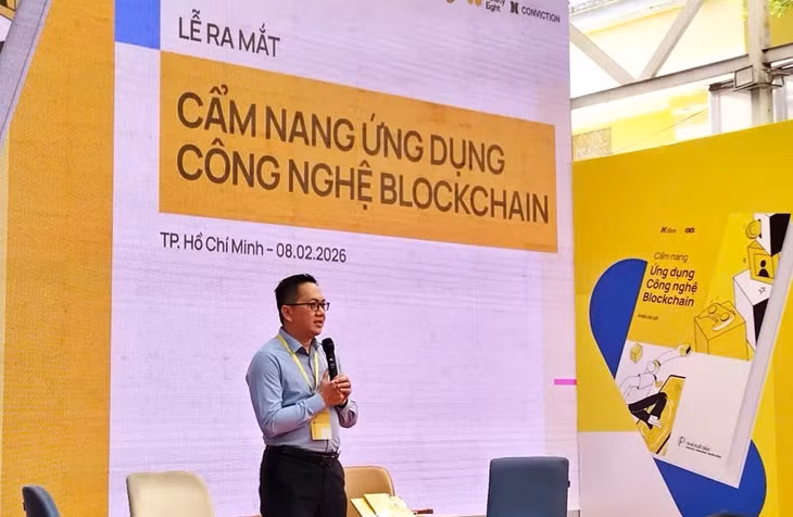 Ông Nguyễn Thanh Hòa, Phó giám đốc Trung tâm Chuyển đổi số TPHCM chia sẻ tại lễ ra mắt sách: “Cẩm nang ứng dụng công nghệ blockchain“. Ảnh: Nguyễn Đăng