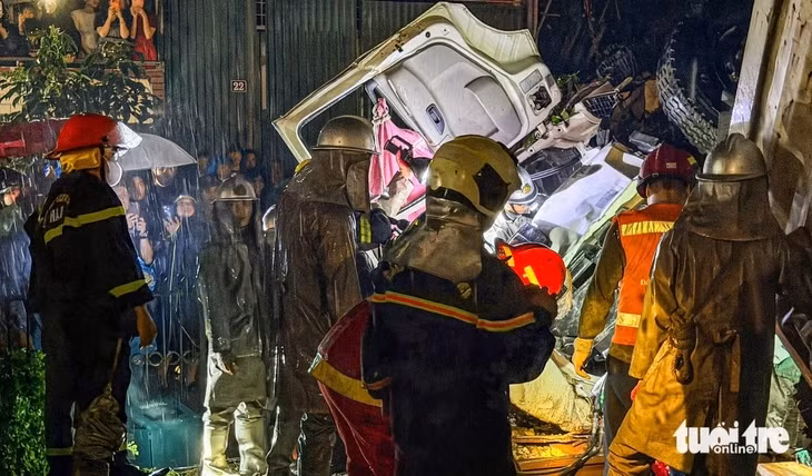 Thời tiết Hà Nội lúc 21h30 tiếp tục mưa lớn khiến công tác cứu nạn cứu hộ thêm khó khăn - Ảnh: THIÊN KHÔI
