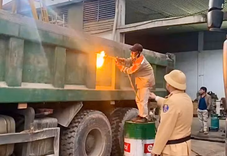 Phần cơi nới bị buộc tháo dỡ. Ảnh: Công an cung cấp
