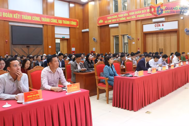 Quang cảnh Hội nghị học tập, quán triệt Nghị quyết tại điểm cầu Đặc khu Vân Đồn.