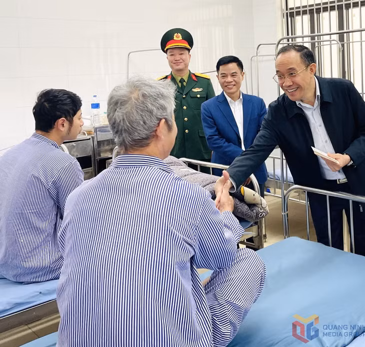 Đồng chí Chánh Văn phòng Tỉnh ủy thăm hỏi, tặng quà Tết cho bệnh nhân đang điều trị tại Bệnh viện Sức khỏe tâm thần Quảng Ninh.