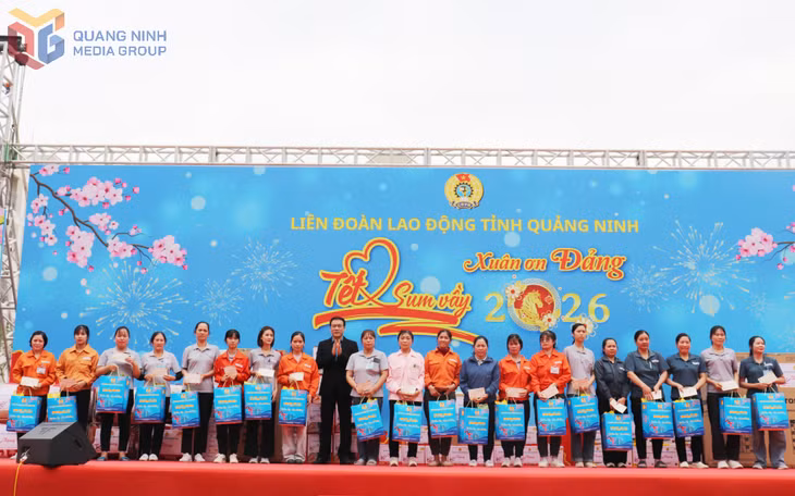 Lãnh đạo LĐLĐ tỉnh tặng quà cho công nhân, lao động.