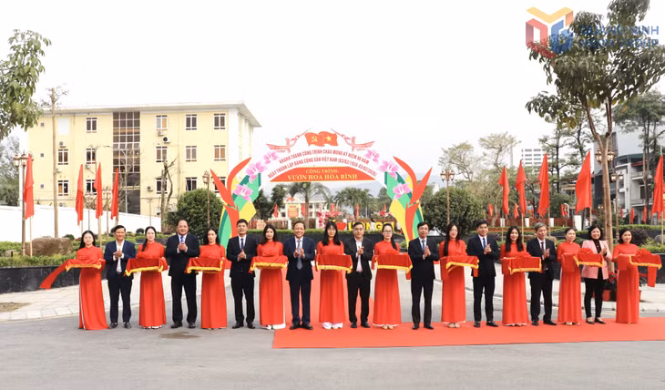 Các đại biểu thực hiện nghi lễ cắt băng khánh thành Vườn hoa Hòa Bình.