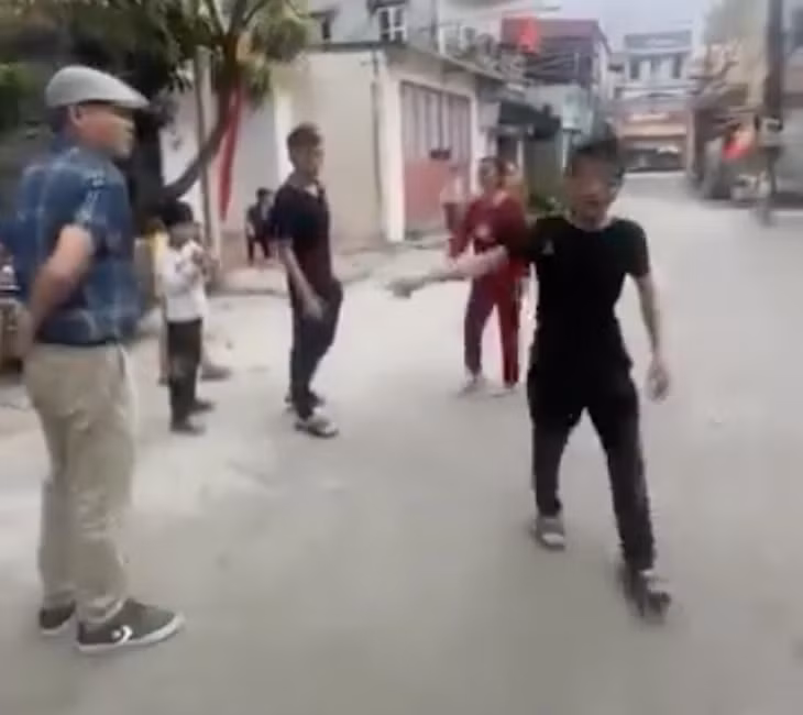 Một số người "đòi" thu tiền phí đỗ xe ô tô trước cổng chùa Gôi - Ảnh cắt từ clip