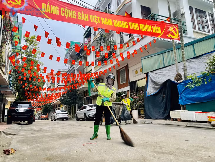  Công ty CP Môi trường Tuấn Đạt dọn vệ sinh môi trường tại các tuyến phố, đảm bảo mội trường xanh - sạch - đẹp.