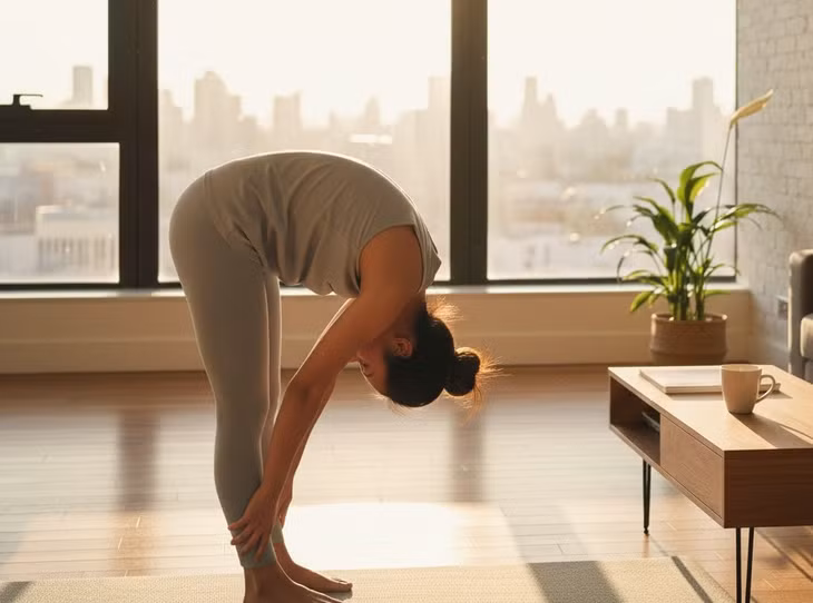 Bài tập gập người nhẹ kéo giãn cột sống giúp giãn cơ lưng.