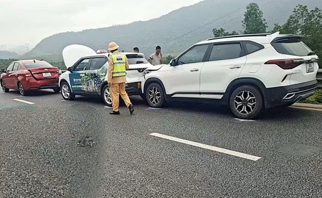 Hiện trường vụ tai nạn trên cao tốc ở Hà Tĩnh. Ảnh: Đức Tuấn