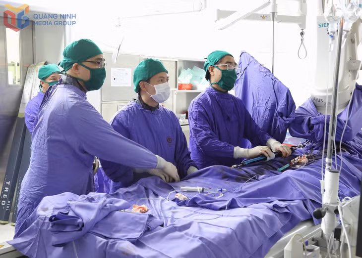 Kíp can thiệp Bệnh viện Đa khoa tỉnh Quảng Ninh thực hiện đặt stent graft (điều trị bệnh lý động mạch chủ) cho bệnh nhân. Ảnh: Nguyễn Hoa 