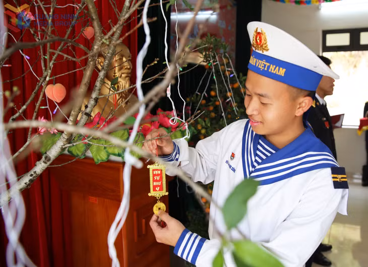 Những cành đào, cây quất giữa trùng khơi mang đến sắc xuân ấm áp, sưởi ấm tình đồng đội nơi đảo xa. Vui xuân nhưng không quên nhiệm vụ, CBCS chắc tay súng, vững mắt Ra-đa sẵn sàng chiến đấu, quyết tâm bảo vệ vững chắc chủ quyền biển, đảo thiêng liêng của Tổ quốc.