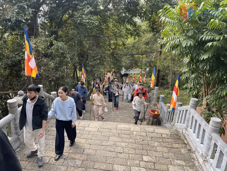 Du khách hành hương về đất Phật Yên Tử dịp đầu xuân.