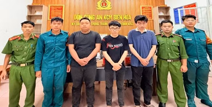 Nhóm nghi can giả danh công an để cưỡng đoạt tài sản bị bắt - Ảnh: Công an Đồng Nai