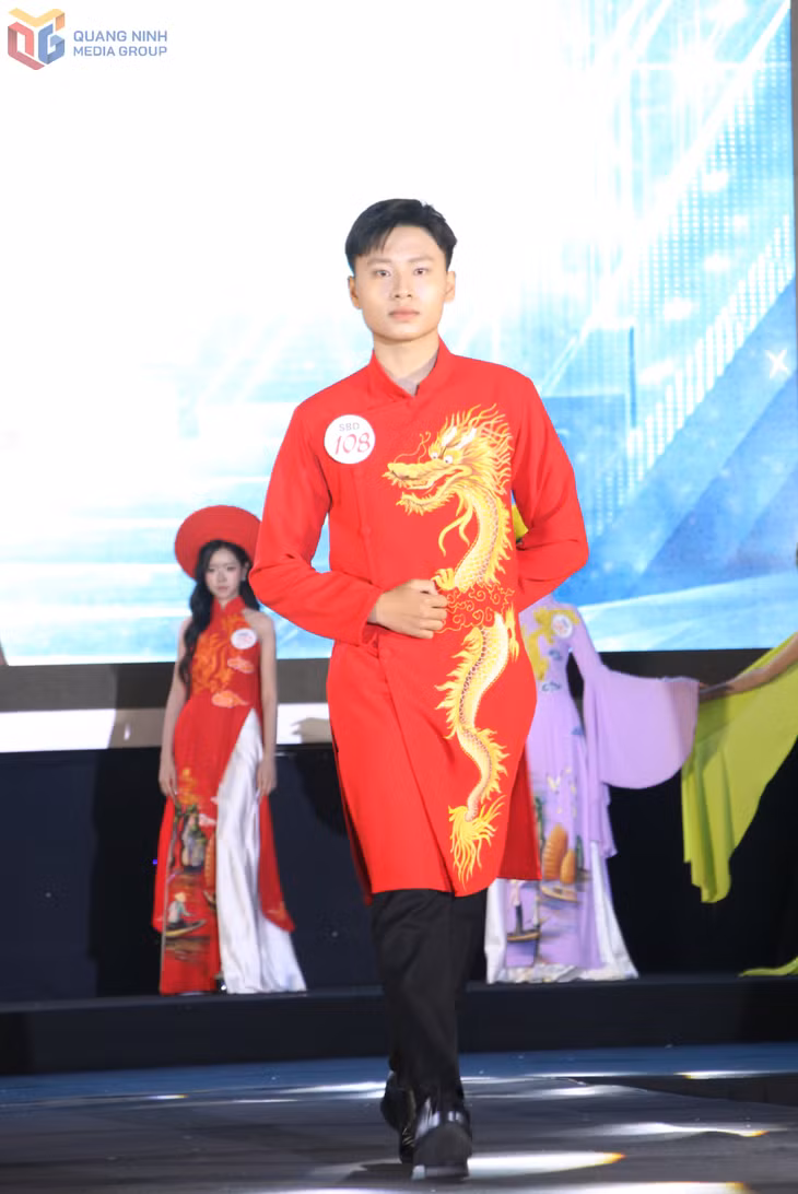 Phần thi trình diễn áo dài của thí sinh Lưu Nguyên Hải thuộc bảng C dành cho lứa tuổi thanh niên.