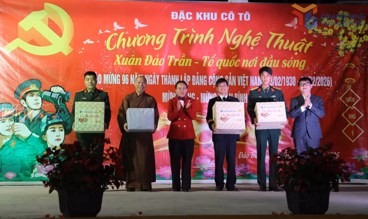 Đồng chí Lê Ngọc Hân, Bí thư Đảng ủy đặc khu Cô Tô, tặng quà Tết cho các đơn vị đóng quân trên đảo Trần.