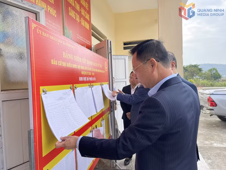 Đồng chí Lê Văn Ánh, Phó Chủ tịch UBND tỉnh kiểm tra việc niêm yết danh sách cử tri tại khu vực bỏ phiếu số 3, xã Vĩnh Thực.