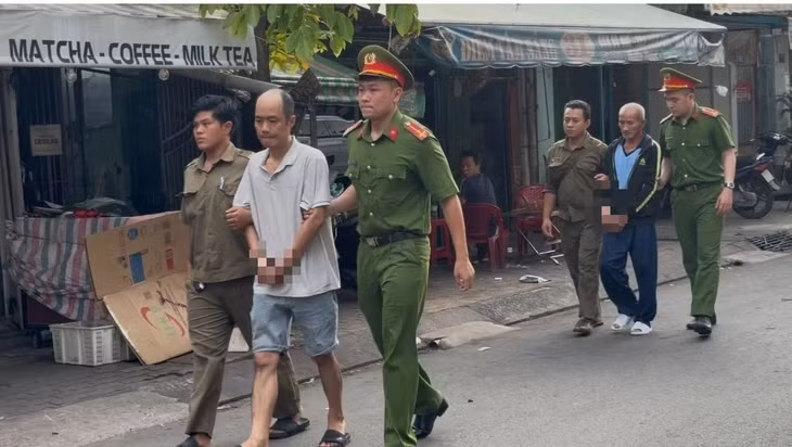 Đoàn Quang Lân (trước) và Lê Thanh Bân bị khởi tố sau khi đánh nhau trên đường - Ảnh: Công an TP.HCM