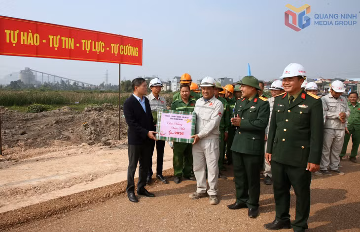 Đồng chí Bùi Văn Khắng, Phó Bí thư Tỉnh uỷ, Chủ tịch UBND tỉnh, tặng quà Tết cho cán bộ, công nhân thi công dự án đường ven sông đoạn từ đường tỉnh 338 đến Cổng tỉnh.