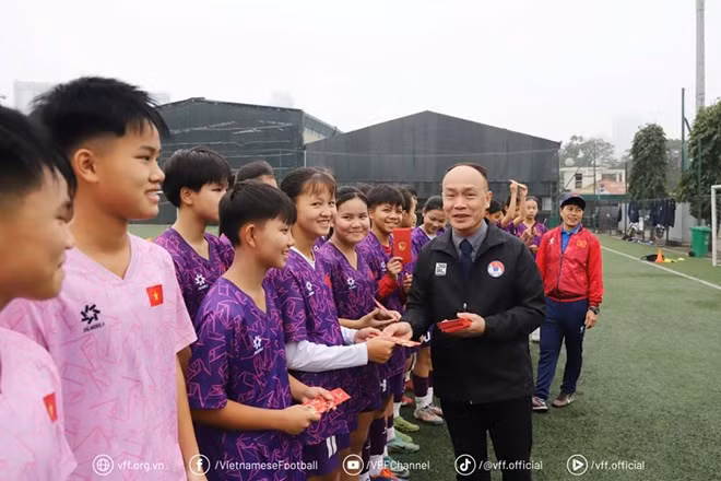 Tổng Thư kí VFF Nguyễn Văn Phú chúc Tết, động viên hai đội dự tuyển nữ trẻ trước kỳ nghỉ Tết Nguyên đán. Ảnh: VFF