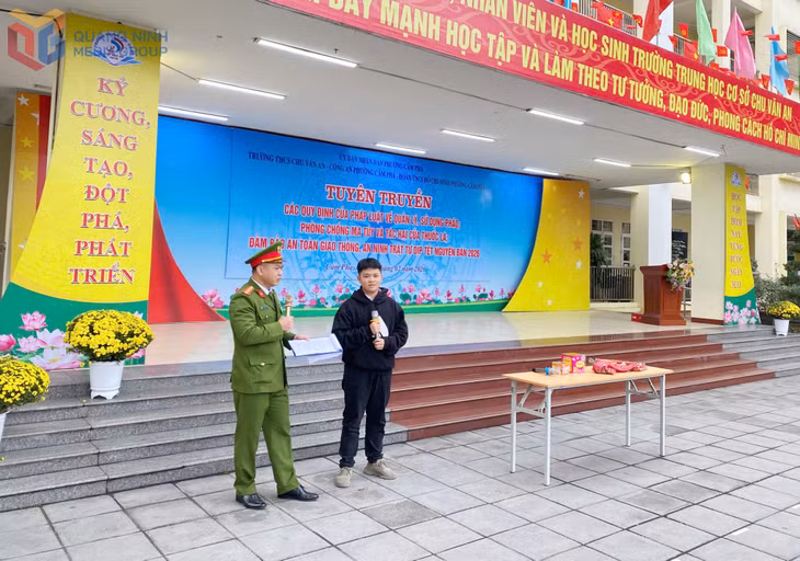 Trường THCS Chu Văn An (phường Cẩm Phả) phối hợp với Công an phường tổ chức tuyên truyền về quản lý, sử dụng pháo, phòng chống ma túy, đảm bảo ATGT dịp Tết Nguyên đán Bính Ngọ (ngày 9/2).