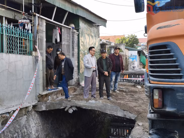 Lãnh đạo phường Cửa Ông trao đổi nắm bắt tình hình trong nhân dân về việc triển khai dự án trên địa bàn.