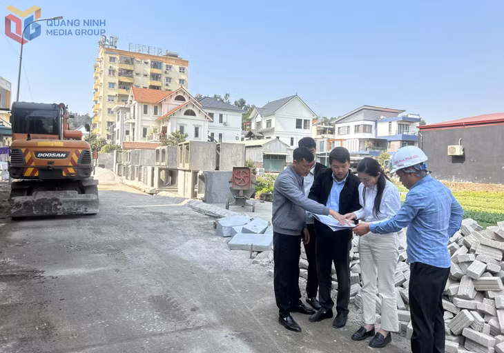 Lãnh đạo phường Hà Lầm thường xuyên xuống cơ sở chỉ đạo, lãnh đạo, đôn đốc đẩy nhanh tiến độ thi công các dự án.&nbsp;