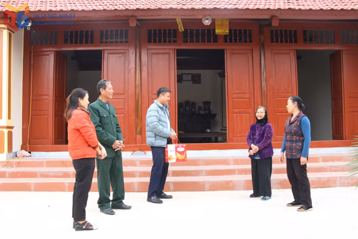 Bà Bùi Thị Hiển ở thôn Hiệp Hòa 4, phường Hiệp Hòa (thứ 2, phải sang) hân hoan niềm vui được đón Tết trong ngôi nhà mới khang trang.