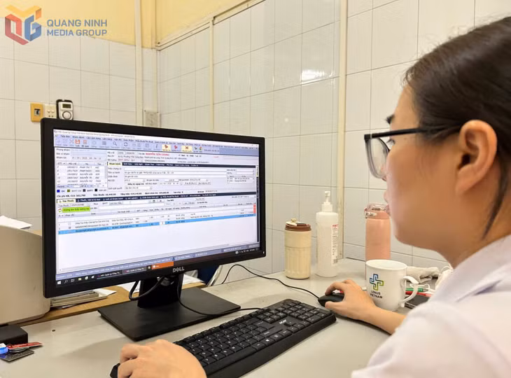 Bác sĩ Bệnh viện đa khoa tỉnh Quảng Ninh sử dụng phác đồ điện tử và hệ thống cảnh báo dược trong quá trình khám chữa bệnh. Ảnh: Nguyễn Hoa