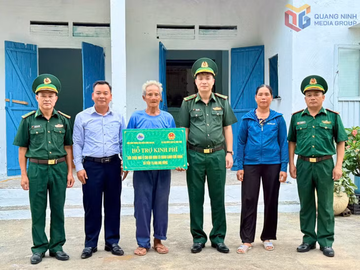 Đồn BPCK cảng Vạn Gia cùng chính quyền địa phương trao kinh phí hỗ trợ hộ dân có hoàn cảnh khó khăn sửa chữa nhà ở.