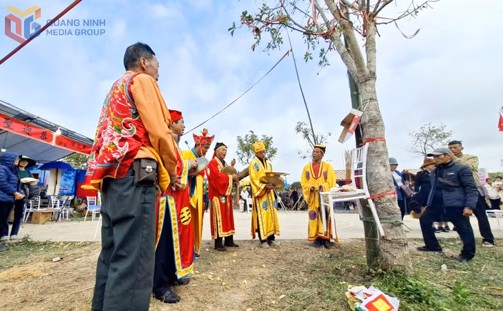 Sau khi dựng cây Thí Phan, thắp hương tại miếu Thành hoàng, các thầy cũng làm thủ tục cúng bái, cầu mong an lành, mưa thuận gió hòa, mùa màng bội thu cho cộng đồng.