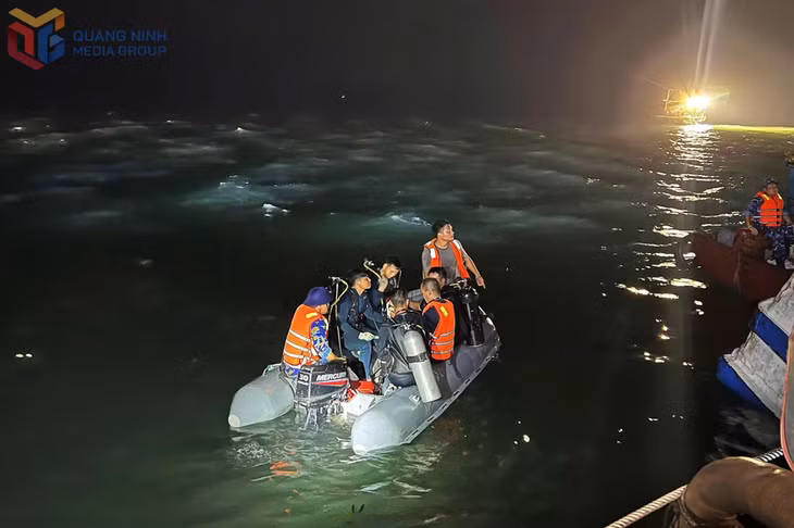 Thợ lặn được huy động xuyên đêm, trực tiếp lặn, tiếp cận các điểm để tìm kiếm các nạn nhân.