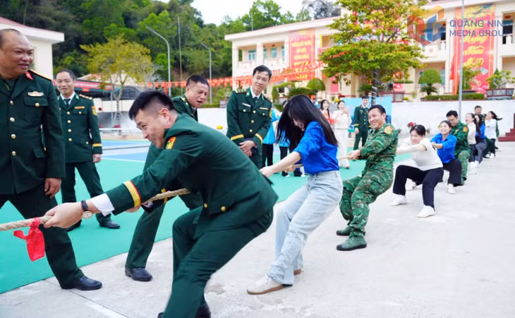 Cán bộ, chiến sĩ Đồn Biên phòng Cửa khẩu Cảng Vạn Gia cùng các hội, đoàn thể xã hội và nhân dân xã Vĩnh Thực tham gia hoạt động kéo co.