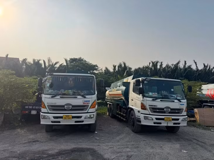 Các nghi can đã pha trộn và hoán đổi xăng - dung môi tại bãi tập kết - Ảnh: Công an TP.HCM