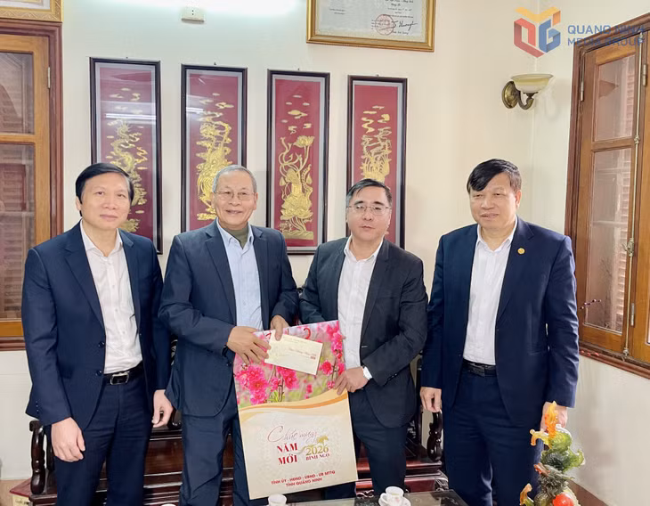 Đồng chí Phó Chủ tịch Thường trực Ủy ban MTTQ Việt Nam tỉnh Quảng Ninh chúc Tết Thầy thuốc Nhân dân Đoàn Dư Đạt, nguyên Trưởng Khoa Nội tim mạch (Bệnh viện Việt Nam - Thuỵ Điển Uông Bí).