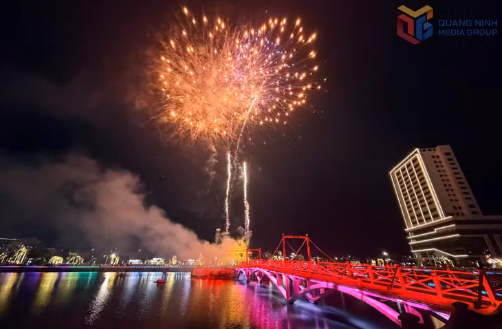 Phường Uông Bí tổ chức bắn pháo hoa tầm cao kết hợp với pháo sự kiện tại hồ Công Viên.