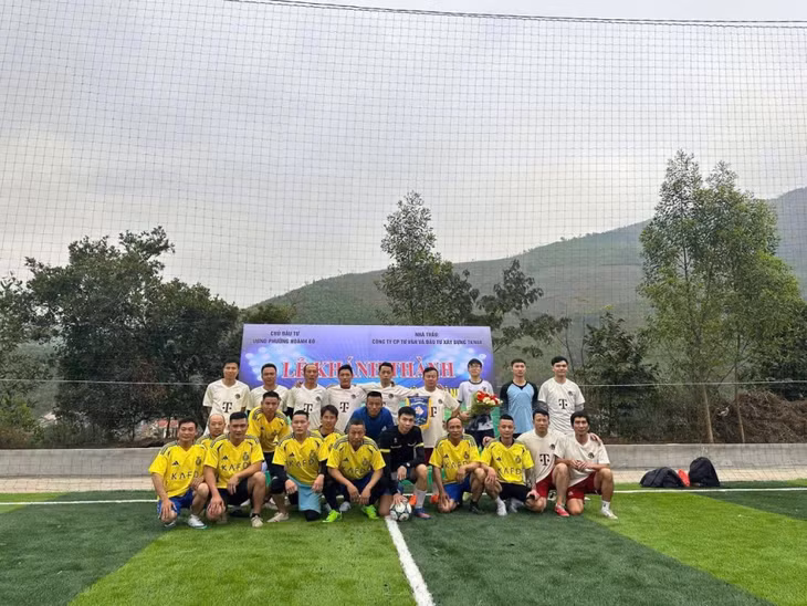 Trận bóng đá giao hữu của thanh niên khu Đèo Đọc tại sân vui chơi cộng đồng mới được khánh thành.